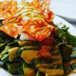 Καραμανλίδικα: Ανάμεικτη πράσινη σαλάτα με ανεβατό, σαλάμι Δράμας πικάντικο & ντομάτα. Photo: foodjunkie.eu