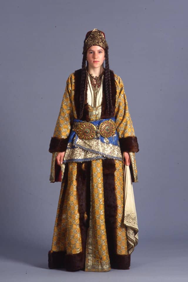 Παραδοσιακή φορεσιά από τη Σύλλη της Λυκαονίας, κοντά στο Ικόνιο. Φωτογραφία: Wikimedia Commons - Lycaonia Syllh Ikonio traditional costume