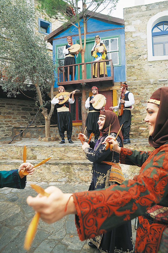 H παραδοσιακή ενδυμασία, από τη Νίγδη της Καππαδοκίας. Κόνιαλι - Nigdh Ikonio traditional dance folk costume Kappadokia